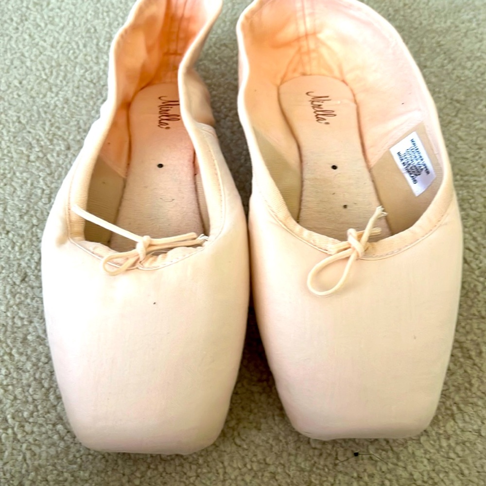 Ballet pointe shoes size 8